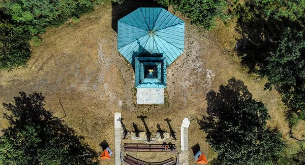 十字架と小さな教会の屋根を持つ古い墓地の空中トップビュー — ストック写真