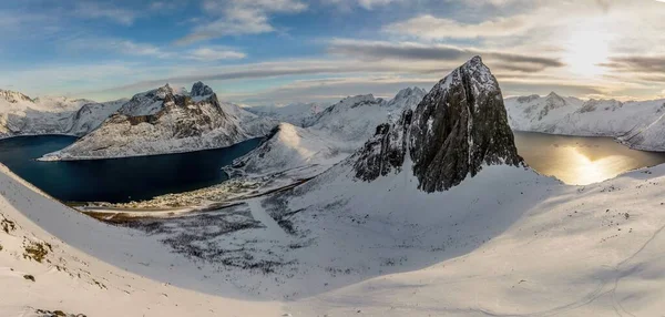 Kayalık Dağlar Karla Kaplı Gölle Çevrili — Stok fotoğraf