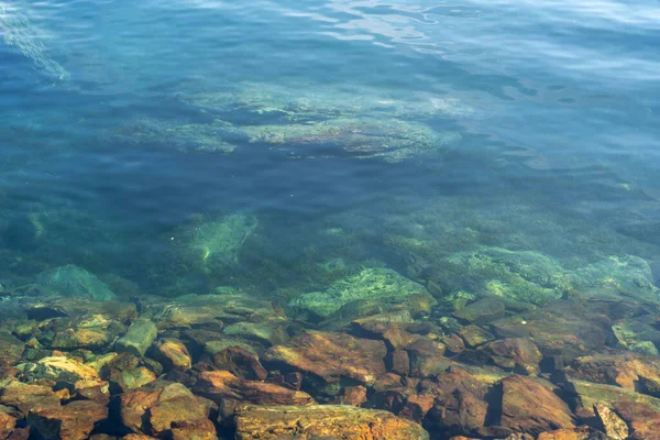 Прекрасний Вид Воду Каменями Під — стокове фото