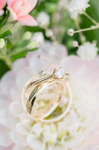 Çiçeğe Asılı Evlilik Yüzüğünün Yakın Çekimi — Stok fotoğraf