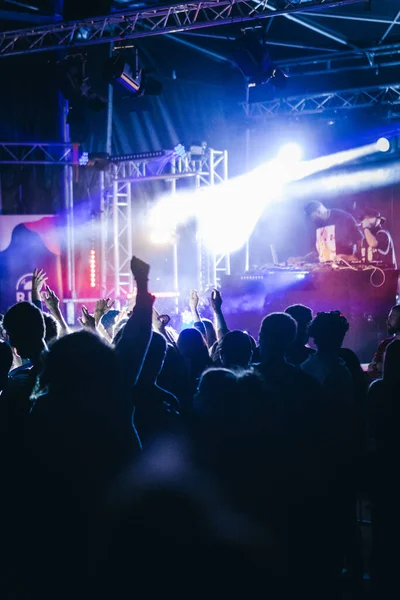 Evento Música Com Multidão Dançante Luzes Discoteca — Fotografia de Stock