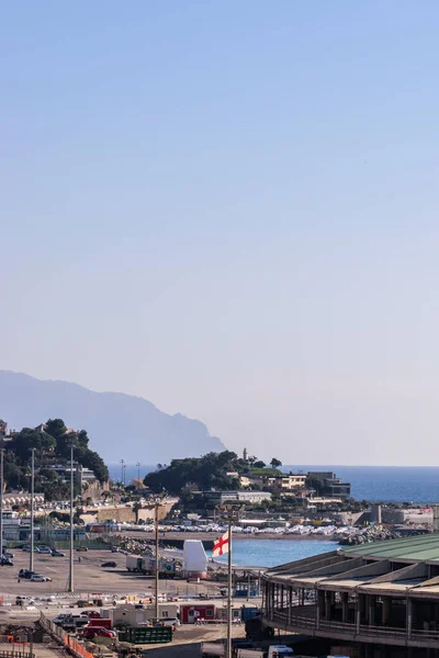 Zdjęcie Pionowe Portu Wybrzeżu Masztem Flagowym Czerwoną Flagą Krzyża Genua — Zdjęcie stockowe