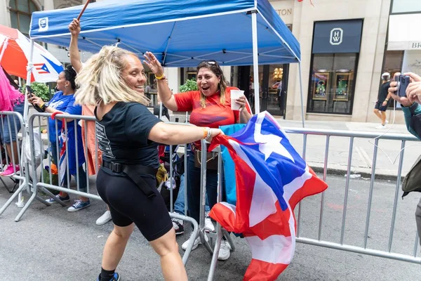 Grande Foule Célèbre Défilé Journée Portoricaine 2022 Dans Les Rues — Photo