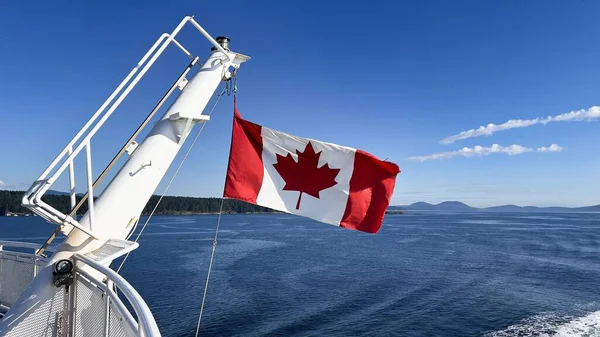 Вид Канадський Прапор Звисає Човна Перед Берегом Моря — стокове фото