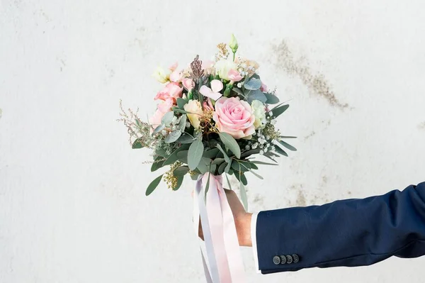 Close Noivo Mão Segurando Buquê Casamento Com Rosas — Fotografia de Stock