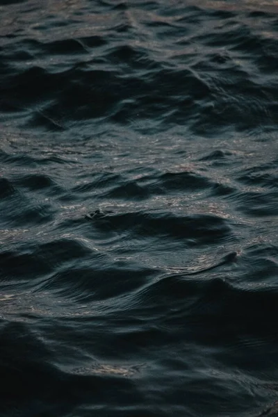 Pionowe Zbliżenie Powierzchni Wody Morskiej Świetle Dziennym — Zdjęcie stockowe