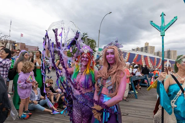 Closeup Two Young Women Dressed Mermaids 40Th Annual Mermaid Parade — Stock Photo, Image