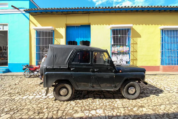 Kilátás Egy Épület Egy Parkoló Autó Egy Napsütéses Napon Trinidad — Stock Fotó