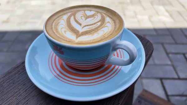 Nagy Látószögű Kilátás Egy Csésze Cappuccino Latte Art Felületen Szabadban — Stock Fotó