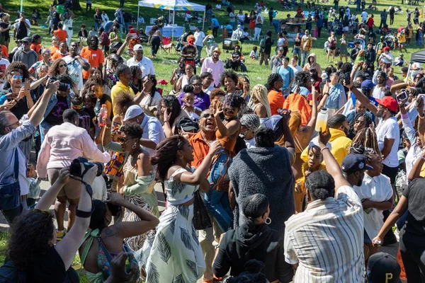 Güneşli bir günde Prospect Park Brooklyn 'de düzenlenen 13. Haziran kutlamasında bir kalabalık.
