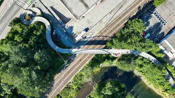 Die Luftaufnahme Der Brücke Und Der Eisenbahnen Die Bäumen Und — Stockfoto