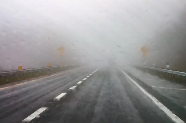 Autostrada Nebbiosa Una Mattina Piovosa Dietro Finestrino Dell Auto — Foto Stock