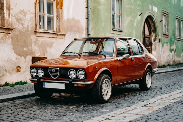 Alfa Romeo Alfetta Gtv Припаркован Перед Старыми Зданиями Улице Зноймо — стоковое фото