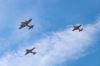 Luke Hava Üssü, Arizona 'da Zafer Günü onuruna B17 B25 C47 uçağının manzaralı görüntüsü.