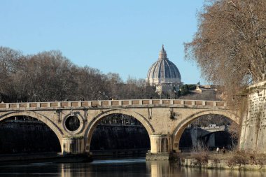 Roma, İtalya 'da Ponte Sisto köprüsü Tiber nehri ve St. Peter Bazilikası üzerinde kurulmuştur.