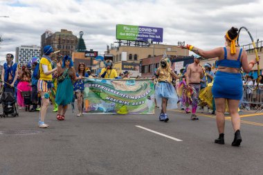 Brooklyn sokaklarındaki kalabalık Coney Adası Deniz Kızı Geçidi 'nin 40. yıldönümünü kutluyor.