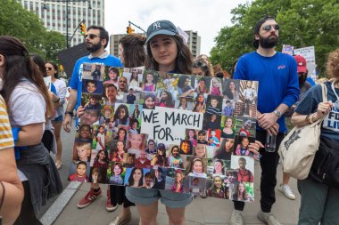 Silahları protesto eden büyük bir kalabalık. Brooklyn 'deki Cadman Plaza' dan Brooklyn Köprüsü üzerinden New York 'a yürüyorum.