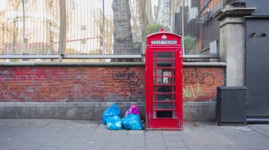 Kırmızılı bir telefon kulübesinin güzel bir görüntüsü