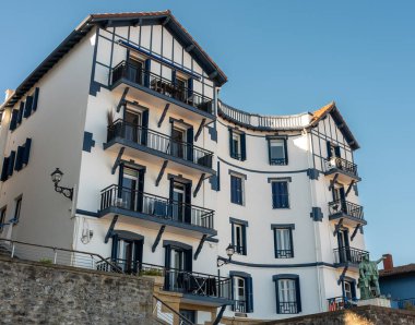 Guipuzcoa, İspanya 'daki Guetaria kasabasındaki tipik binaların güzel bir manzarası.