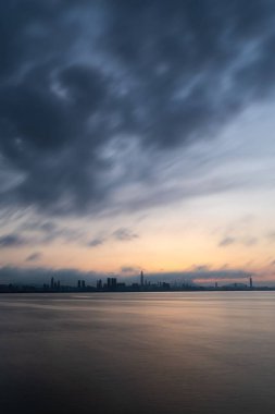 Gün batımında suda yansıyan deniz manzarası.