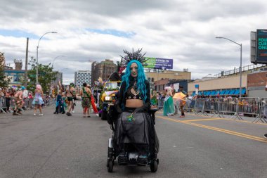 Brooklyn sokaklarındaki kalabalık Coney Adası Deniz Kızı Geçidi 'nin 40. yıldönümünü kutluyor.