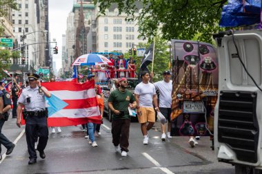 Manhattan sokaklarındaki kalabalık Porto Riko Günü Geçidi 'ni kutluyor.