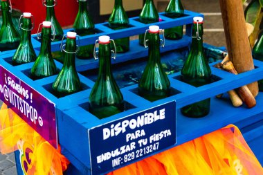 Puerto PLata, Dominik Cumhuriyeti sokaklarındaki bir konteynırda boş cam şişeler.