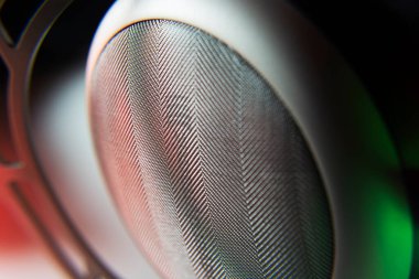Tesla Drivers ile Beyerdynamic T1 HiFi Kulaklıklarının gümüş bir kulaklığının yakın çekimi.