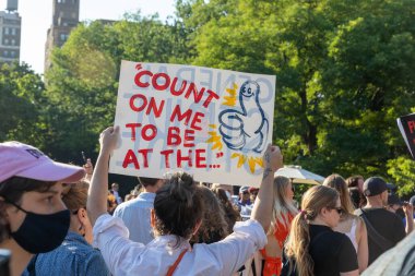 Washington Square Park, New York, 6-24-2022. Protestocular, Anayasa Mahkemesi 'nin Roe-Wade davasını geri çevirmesi üzerine ellerinde karton levhalar tutuyorlar.