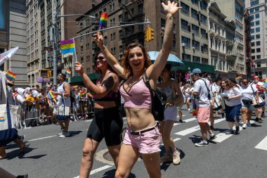 New York City, ABD 'de 2022 sayılı Onur Yürüyüşü' nü kutlayan insanlar