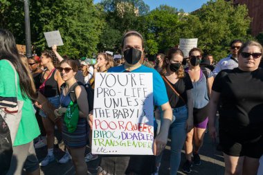 Washington Square Park, New York, 6-24-2022. Protestocular, Anayasa Mahkemesi 'nin Roe-Wade davasını geri çevirmesi üzerine ellerinde karton levhalar tutuyorlar.