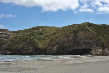 Yeni Zelanda 'daki Whariki Sahili' nde güneşli bir günün güzel manzarası.