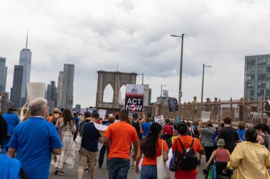 Silahları protesto eden büyük bir kalabalık. Brooklyn 'deki Cadman Plaza' dan Brooklyn Köprüsü üzerinden New York 'a yürüyorum.