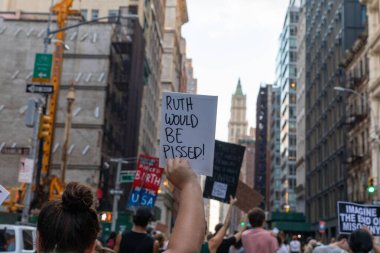 Roe ve Wade davasının devrilmesi sonrasında New York Foley Meydanı 'na yürüyen mukavva tabelalı bir grup protestocu