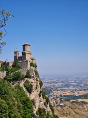 Mavi gökyüzüne karşı eski San Marino kalesi