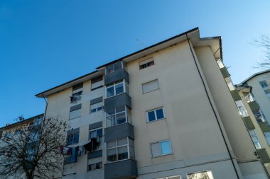Binanın üzerinde mavi gökyüzünün alçak açılı bir görüntüsü.
