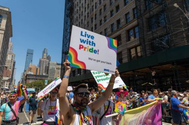 İnsanlar NYC Onur Yürüyüşü 'ne katılıyor.
