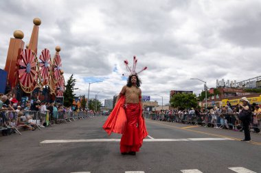 Brooklyn sokaklarındaki kalabalık Coney Adası Deniz Kızı Geçidi 'nin 40. yıldönümünü kutluyor.