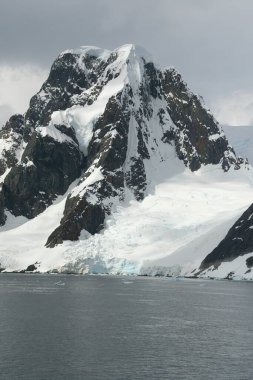Antarktika 'da karla kaplı kaya oluşumlarının dikey çekimi