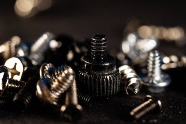 Bulanık arka plandaki çelik vidaların yakın plan çekimi.