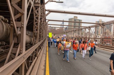 Silahları protesto eden büyük bir kalabalık. Brooklyn 'deki Cadman Plaza' dan Brooklyn Köprüsü üzerinden New York 'a yürüyorum.