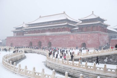 Yasak Kenti ziyaret eden turistler yoğun kar altında, Pekin, Çin.
