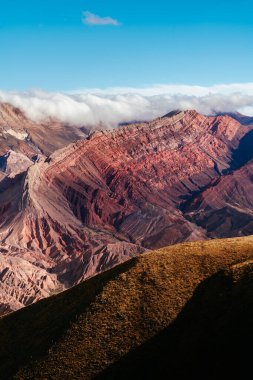 Mavi gökyüzünün altında kocaman kayalar olan güzel bir manzara.