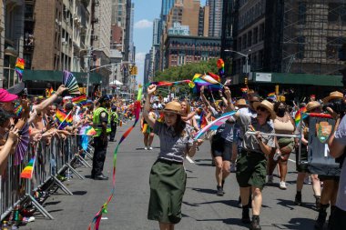 Gurur yürüyüşünde gösteriş işaretleri olan bir kalabalık.