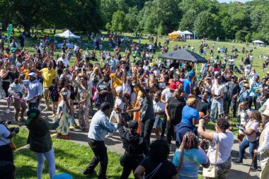 Güneşli bir günde Prospect Park Brooklyn 'de düzenlenen 13. Haziran kutlamasında bir kalabalık.