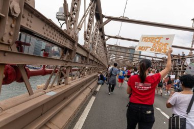 Silahları protesto eden büyük bir kalabalık. Brooklyn 'deki Cadman Plaza' dan Brooklyn Köprüsü üzerinden New York 'a yürüyorum.
