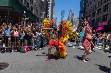 İnsanlar NYC Onur Yürüyüşü 'ne katılıyor.