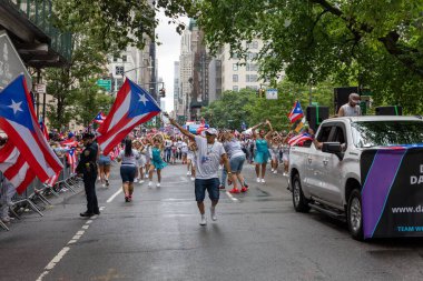 New York 'taki Porto Riko Günü Geçidi' ni kutlamak için büyük bir kalabalık geliyor.