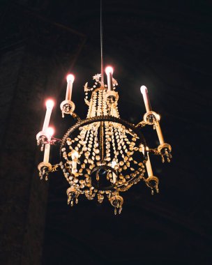 Güzel, kristal bir avizenin dikey alçak açılı görüntüsü.