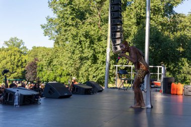 Prospect Park Brooklyn 'deki 13. Geleneksel Haziran kutlamasında bir şarkıcının yakın plan çekimi.